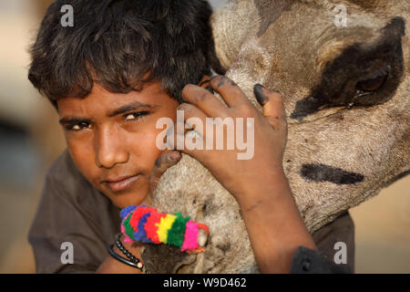 Zigeuner Junge am Pushkar Camel Fair, Rajasthan. Die Messe ist die größte Camel fair in Indien. Stockfoto