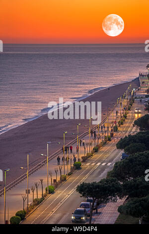 Menschen zu Fuß auf der Promenade SABADELL STRAND BLANES COSTA BRAVA GERONA KATALONIEN SPANIEN Stockfoto