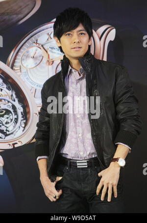 Taiwanesische Sängerin, Schauspielerin und Racer Jimmy Lin stellt an einem Montblanc Uhren Fashion Show in Taipei, Taiwan, 27. Dezember 2009. Stockfoto