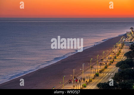 Menschen zu Fuß auf der Promenade SABADELL STRAND BLANES COSTA BRAVA GERONA KATALONIEN SPANIEN Stockfoto