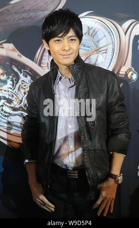 Taiwanesische Sängerin, Schauspielerin und Racer Jimmy Lin stellt an einem Montblanc Uhren Fashion Show in Taipei, Taiwan, 27. Dezember 2009. Stockfoto