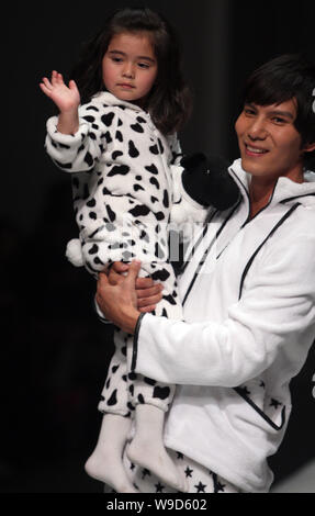 Modelle Kreationen von chinesischen Designer Wei Hua an duoduo Keke Freizeitaktivitäten während der China Fashion Week 2009 in Peking, China, November 9 Verschleiß Stockfoto