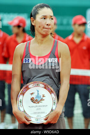 Kimiko Date Krumm von Japan hält einen porzellanteller als Preis bei der Verleihung des Guangzhou International Frauen Tennis Open 2009 in Guangz Stockfoto