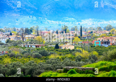 Antenne Panoramablick von Sparta Stadt mit Taygetus Berge, Peloponnes, Griechenland Stockfoto