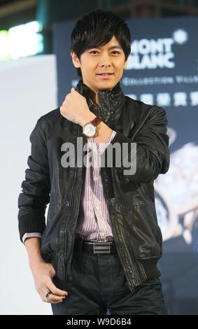 Taiwanesische Sängerin, Schauspielerin und Racer Jimmy Lin stellt an einem Montblanc Uhren Fashion Show in Taipei, Taiwan, 27. Dezember 2009. Stockfoto