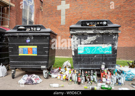 Überquellenden Flasche bank Recycling in Brighton Kirche Stockfoto