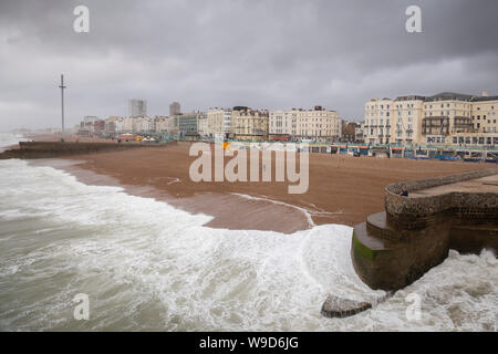 Stürmisches Wetter auf Brighton direkt am Meer Stockfoto