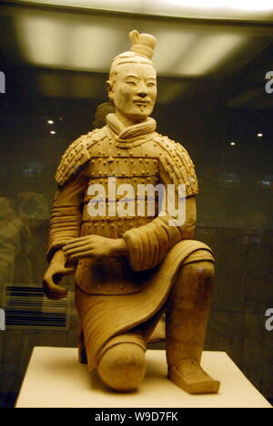 ---- Eine Terracotta Krieger ist auf Anzeige an der Kaiser Qins terrakotta Krieger und Pferde Museum in XiAn, Stadt, Nordwestchina Shaanxi Sprueche gesehen Stockfoto