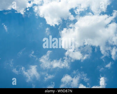 Blauer Himmel mit weißen Wolken, selektive konzentrieren sich nur auf einem gewissen Punkt in imgae Stockfoto