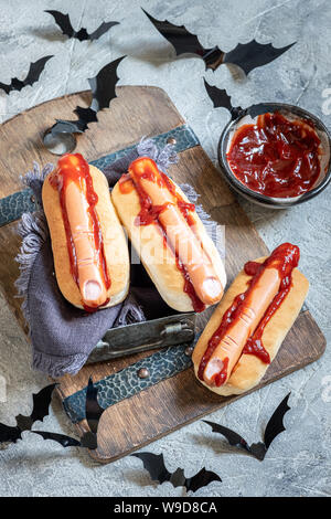 Gruselige Halloween heiße Hunde aussehen wie eine blutige Finger Stockfoto