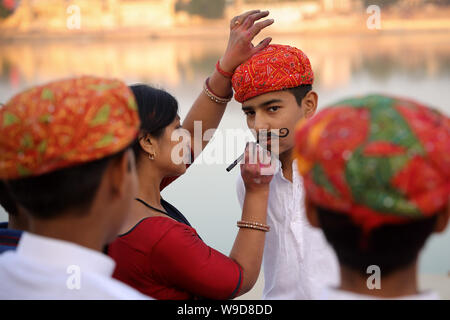 Jungen in traditioneller Kleidung an der tiefen Daan Aarti der Pushkar Camel Fair, Rajasthan. Die Messe ist die größte Camel fair in Indien. Stockfoto