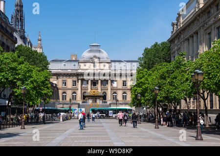 Fassade des Palais de Justice gesehen von der Rue de Lutèce, Ile de la Cité, Paris, Frankreich Stockfoto