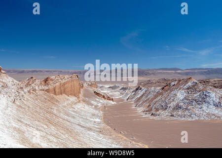 Karge Landschaft mit Sanddünen und geologischen Formationen auf das Tal des Mondes (Valle de la Luna) in der Atacama-Wüste im Norden Chiles Stockfoto