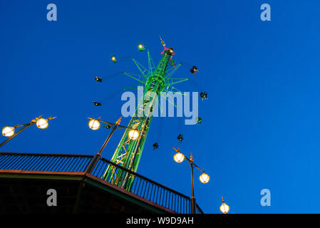 Das Schwingen oder Stuhl Swing Fahrt in den Vergnügungspark Tivoli bei Nacht in Kopenhagen Dänemark Stockfoto