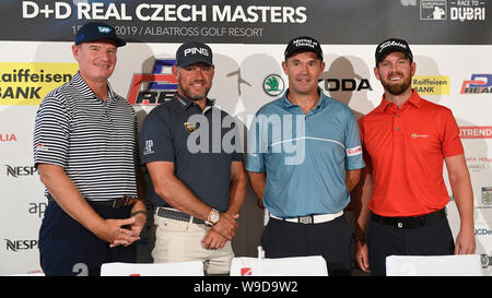 Prag, Tschechische Republik. 13 Aug, 2019. Von links Golf Spieler Ernie Els von SA, Lee Westwood von England, Padraig Harrington von Irland und die Tschechische Stanislav Matus posieren für den Fotografen auf der Pressekonferenz vor dem D D ECHTE TSCHECHISCHE MASTERS 2019-Turnier der Europäischen Tour in Prag, Tschechische Republik, 13. August 2019. Quelle: Michal Kamaryt/CTK Photo/Alamy leben Nachrichten Stockfoto