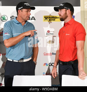 Prag, Tschechische Republik. 13 Aug, 2019. Von links Golf Spieler Padraig Harrington von Irland und die Tschechische Stanislav Matus Sprechen während der Pressekonferenz vor D D ECHTE TSCHECHISCHE MASTERS 2019-Turnier der Europäischen Tour in Prag, Tschechische Republik, 13. August 2019. Quelle: Michal Kamaryt/CTK Photo/Alamy leben Nachrichten Stockfoto