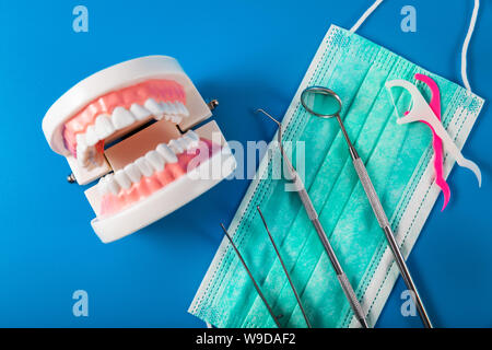 Zahnarzt Werkzeuge und Ausrüstung auf blauem Hintergrund. top View Stockfoto