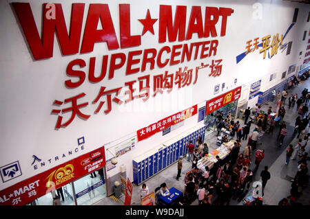 ---- Blick auf die Massen der Kunden das Einkaufen an einem Wal-Mart Supercenter in Fuzhou city, südlichsten China Fujian Provinz vom 9. Dezember 2007. China 3C Gro Stockfoto