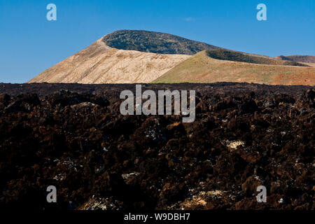 Montaña Blanca und Montaña Caldereta unter den Effusive Eruptionen auf Lanzarote, Kanarische Inseln, Spanien Stockfoto