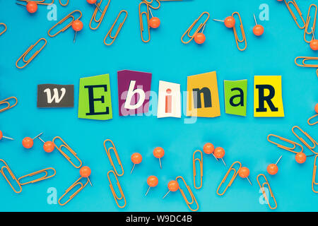 Text-Webinar. Bunte Schneiden Briefe von Zeitungen. Die Inschrift auf einem blauen Hintergrund. Kommunikationskonzept. Moderne Ausbildung Konzept. Banner, b Stockfoto