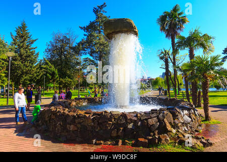 Batumi, Georgien - 30. April 2017: Brunnen, Palmen und Menschen in 6. Mai Park Stockfoto