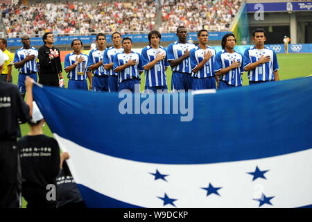 Mitglieder der Gruppe der Honduras nationale Männer Fußballmannschaft Pose vor konkurrierenden mit Südkoreas Spieler an einer Gruppe D Match der Mens Soc Stockfoto