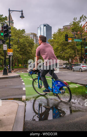 Boston, Massachusetts/USA - 11.August 2019: Blue Bike Frames, Teil der dock Fahrrad sharing Network beeing verwendet uin Boston. Stockfoto