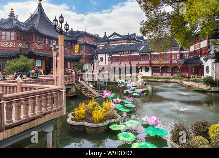 Yu Garten Teich im Yu Garden Tourist Mart mit der Huxinting Teehaus auf der linken Seite, Yuyuan Gärten, alte Stadt, Shanghai, China Stockfoto