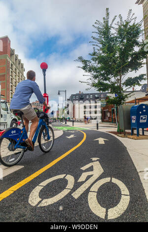 Boston, Massachusetts/USA - 11.August 2019: Blue Bike Frames, Teil der dock Fahrrad sharing Network beeing verwendet uin Boston. Stockfoto