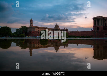 Nord und Süd Block, Rashtrapati Bhavan, Delhi mit Reflexion über Wasser Stockfoto