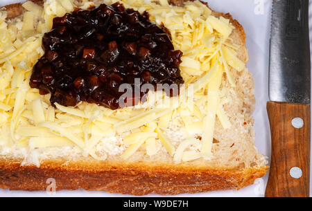 Branston pickle kleine Klumpen auf geriebenem Käse Sandwich Stockfoto