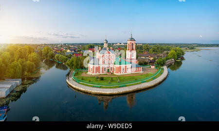 Luftaufnahme der Kirche der Vierzig Märtyrer von Sebaste auf der Seite des Pleshcheevo See in Pereslavl-Zalessky, Ulitsa oblast, Russland Stockfoto