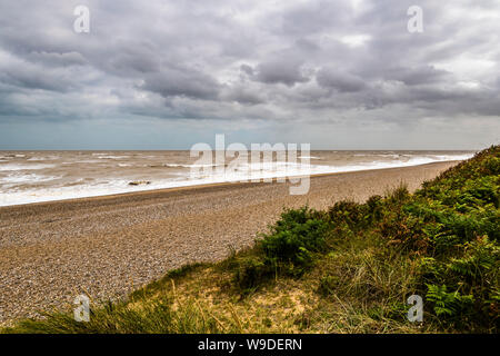 Sanddünen und Storm Wellen bei Damme Strand, Suffolk, Großbritannien Stockfoto