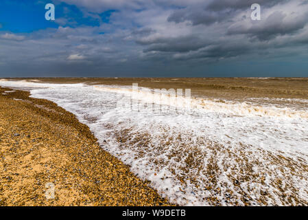 Panorama von Storm Wellen bei Damme Strand, Suffolk, Großbritannien Stockfoto
