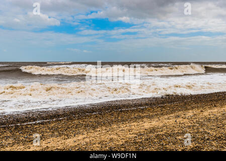 Absturz Storm Wellen bei Damme Strand, Suffolk, Großbritannien Stockfoto