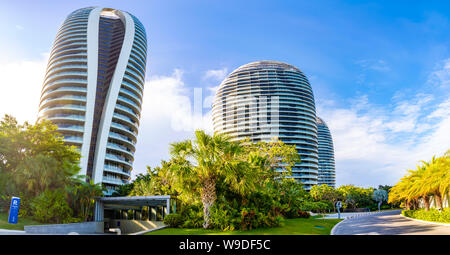 Sanya, Hainan Island, China - 22.06.2019: in der Nähe von künstlichen Phoenix Island mit seinen berühmten skyscrappers in Sanya, Hainan Island, China Stockfoto