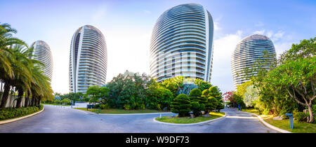 Sanya, Hainan Island, China - 22.06.2019: in der Nähe von künstlichen Phoenix Island mit seinen berühmten skyscrappers in Sanya, Hainan Island, China Stockfoto