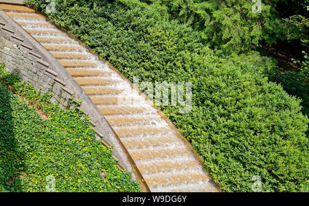 Wasserfall, ruhige, entspannende, geschwungene Steintreppe, Wasser, Garten, Gras, Bäume, grün, Longwood Gardens; Kennett Square; PA; Pennsylvania Stockfoto