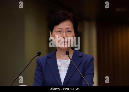 Hongkong, China. 13 Aug, 2019. Chief Executive von China's Hong Kong Special Administrative Region (HKSAR) Carrie Lam sagt die dringendste Aufgabe für Hongkong jetzt ist die Gewalt zu stoppen und die Rechtsstaatlichkeit schützen Hong Kong Einsinken in 'Abgrund und Zerschmettert In Stücke" in Hong Kong, South China, August 13, 2019 zu verhindern. Credit: Lui Siu Wai/Xinhua/Alamy leben Nachrichten Stockfoto