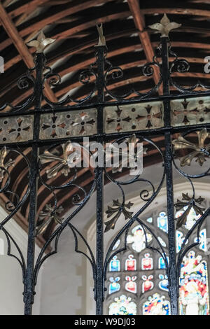 Die Kirche von St. Maria und St. Peter in Kelsale, Suffolk, mit Arbeiten von Edward Schröder vor Stockfoto