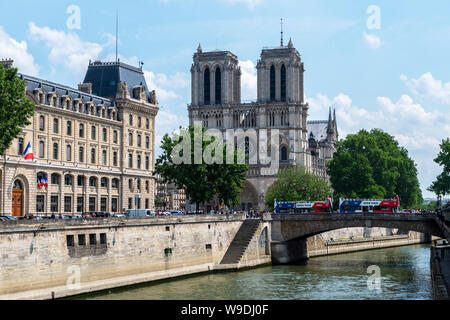 Préfecture de Police, Kathedrale Notre-Dame und Petit Pont Kardinal lustiger von der anderen Seite der seine, Ile de la Cité, Paris, Frankreich aus gesehen Stockfoto