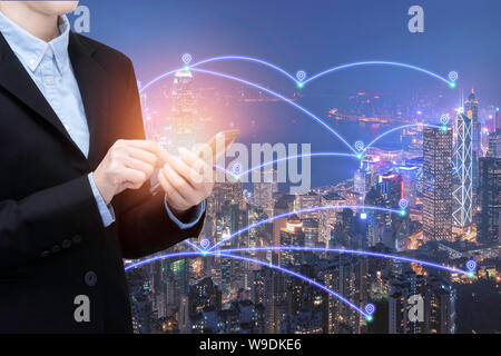 Asian Business Frau Smartphone Technologie in Smart City mit Kommunikation Netzwerk und Big Data System. Stockfoto