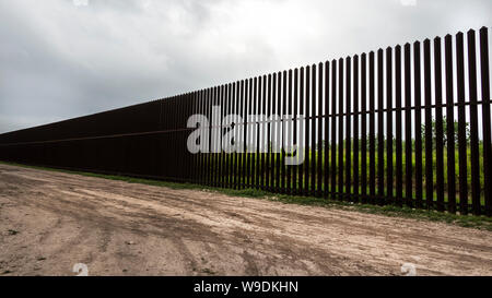 Ein Teil der hohen Stahl Grenzmauer, Brownsville, Texas, USA. Stockfoto