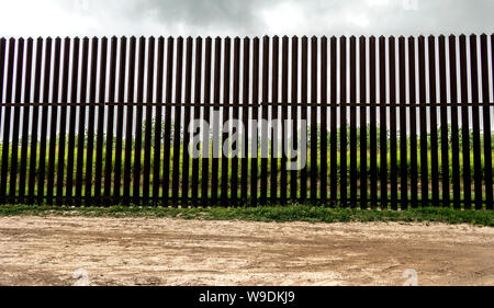 Ein Teil der hohen Stahl Grenzmauer, Brownsville, Texas, USA. Stockfoto