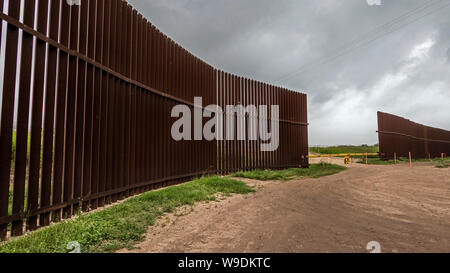 Ein Teil der Stahl Grenzzaun mit einem Tor, Brownsville, Texas, USA Stockfoto