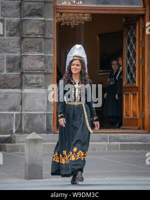 Fjallkonan - "Herrin der Berge" im nationalen Islands Kostüm, Independence Day, 17. Juni, Reykjavik, Island. Stockfoto