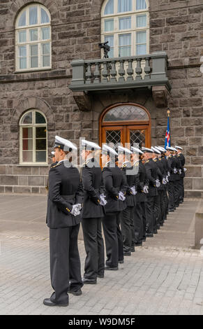 Die isländische Polizei gekleidet in formalen Uniformen, während Islands Unabhängigkeitstag, Reykjavik, Island Stockfoto