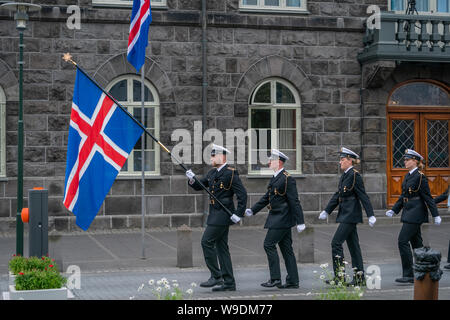 Die isländische Polizei gekleidet in formalen Uniformen, während Islands Unabhängigkeitstag, Reykjavik, Island Stockfoto