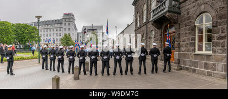 Die isländische Polizei gekleidet in formalen Uniformen, während Islands Unabhängigkeitstag, Reykjavik, Island Stockfoto