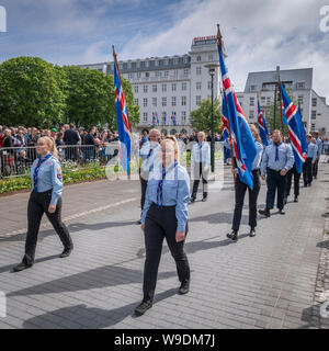 Die isländischen Pfadfinder, die an den Feierlichkeiten der Tag der Unabhängigkeit, Juni 17, Reykjavik, Island Stockfoto